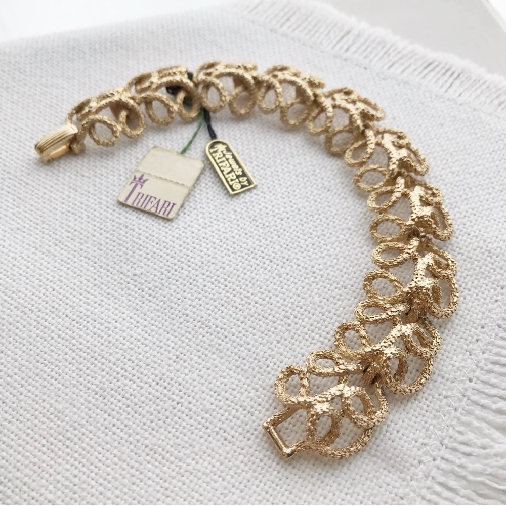 Vintage TRIFARI Mid Century Classic Gold Link Ornate Bracelet New Old Stock! NOS